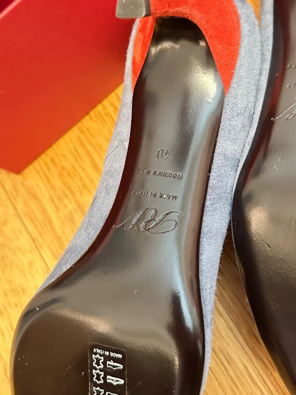 Roger Vivier , Belle de Nuit, grey & red suede, Never worn, size EU 40 orig box